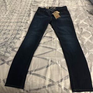 Women’s Dark-Wash Levi’s 711 Skinny Jeans. Size: W27 L28.